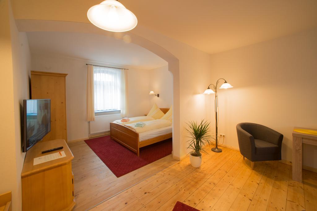 Pension Und Gaststaette "Zur Brauschaenke" Шёнек Экстерьер фото