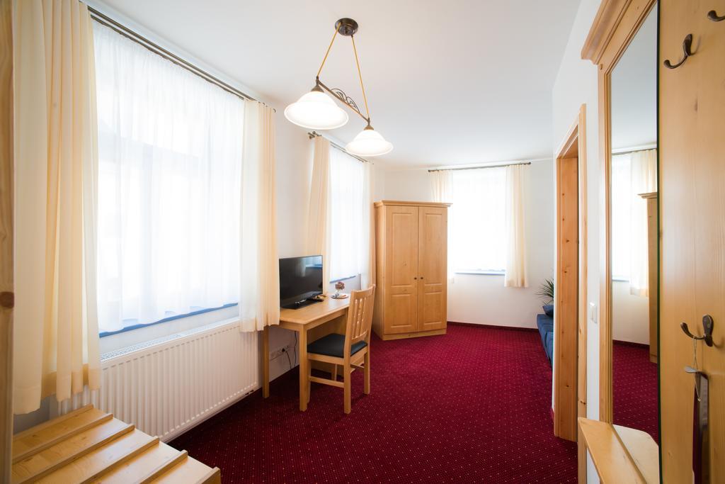 Pension Und Gaststaette "Zur Brauschaenke" Шёнек Экстерьер фото