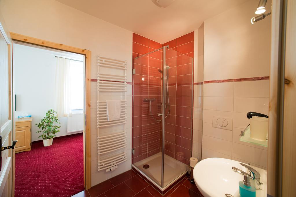 Pension Und Gaststaette "Zur Brauschaenke" Шёнек Экстерьер фото